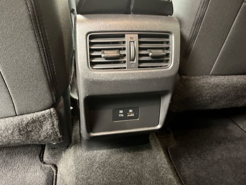 Used 2023 Nissan Rogue SV image 12