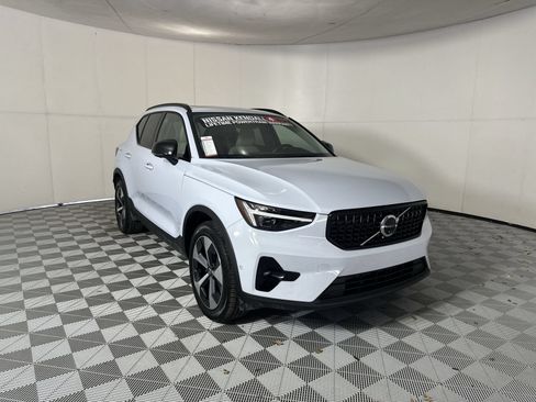 Used 2026 Volvo XC40 B5 Plus AWD/4WD image 2