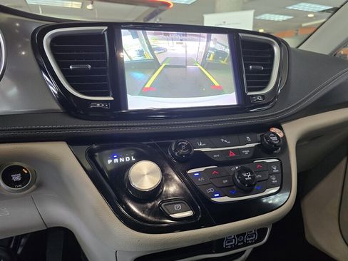 Used 2023 Chrysler Pacifica Touring-L FWD image 24
