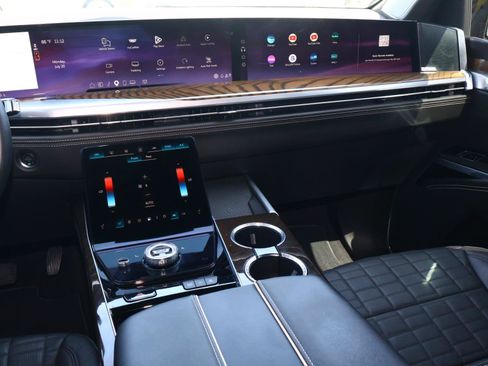 Certified 2025 Cadillac Escalade Sport Platinum AWD/4WD image 18