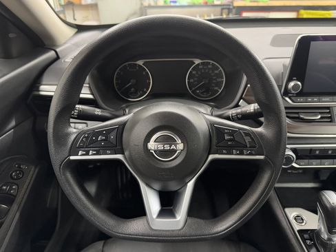 Used 2024 Nissan Altima 2.5 SV image 19