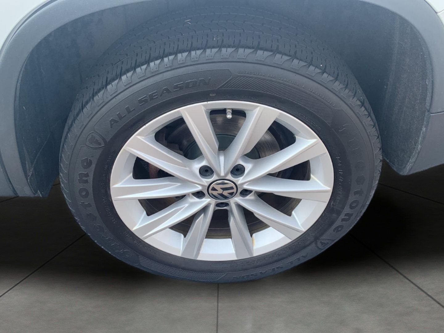 Used 2017 Volkswagen Tiguan Limited w/ Alloy Wheels Package AWD/4WD image 18