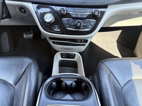 Used 2017 Chrysler Pacifica Touring-L Plus FWD image 18