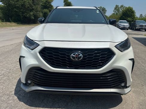 Used 2021 Toyota Highlander XSE FWD image 2