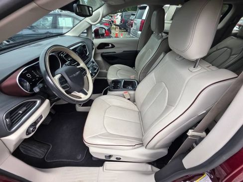 Used 2019 Chrysler Pacifica Limited w/ Advanced Safetytec Group FWD image 12