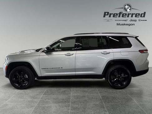 Used 2022 Jeep Grand Cherokee L Limited w/ Black Appearance Package AWD/4WD image 9
