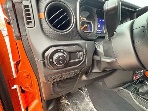 New 2025 Jeep Gladiator Mojave w/ Convenience Group image 27