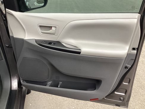 Used 2015 Toyota Sienna L image 12