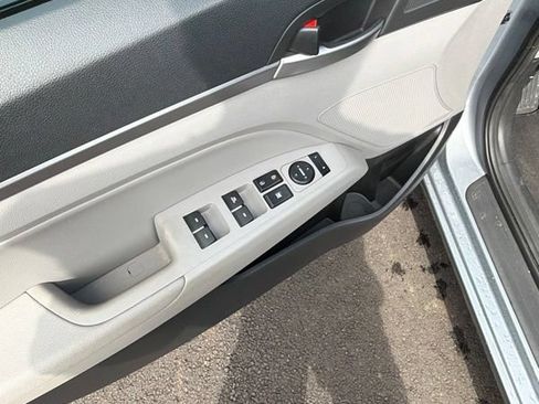 Used 2017 Hyundai Elantra Limited FWD image 14