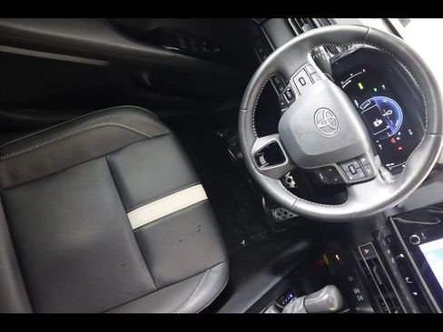 Used 2025 Toyota Camry SE image 20