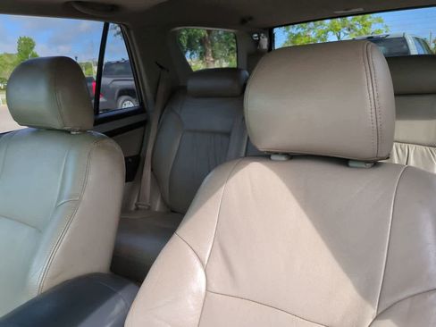 Used 2004 Toyota 4Runner SR5 AWD/4WD image 8