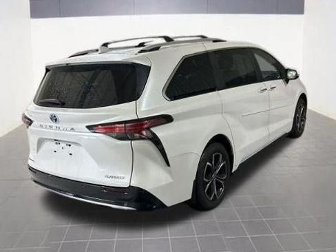 Used 2025 Toyota Sienna Platinum AWD/4WD image 2
