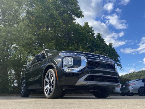 Used 2025 Mitsubishi Outlander AWD image 39