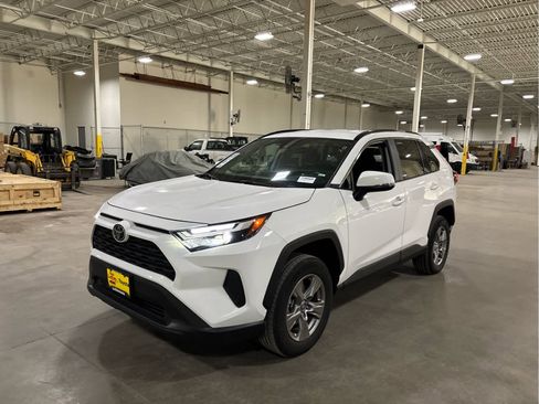 Used 2025 Toyota RAV4 XLE AWD/4WD image 3