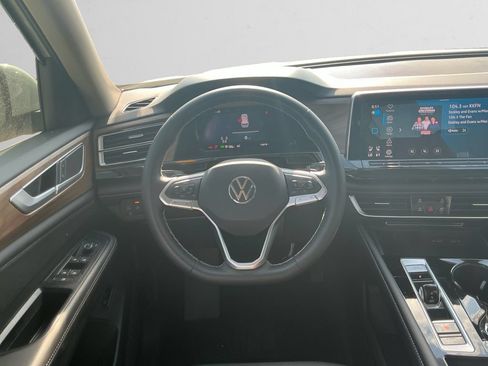 Used 2025 Volkswagen Atlas SE AWD/4WD image 12