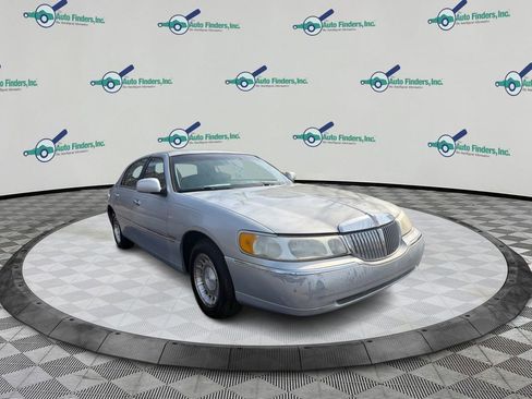 Used 2001 Lincoln Town Car Executive image 1
