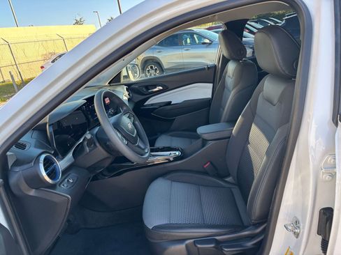 Used 2025 Chevrolet Trax LT image 24