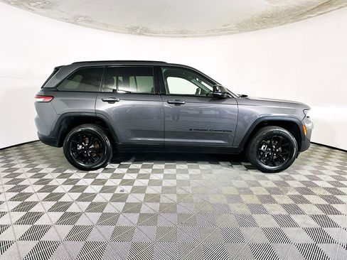 Used 2024 Jeep Grand Cherokee Altitude RWD image 2