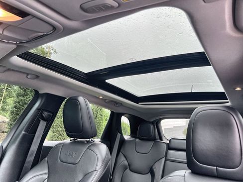 Used 2019 Jeep Cherokee Limited FWD image 19