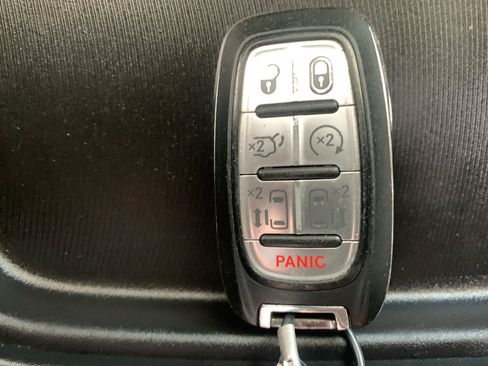 Used 2019 Chrysler Pacifica Touring Plus w/ Tire & Wheel Group FWD image 33