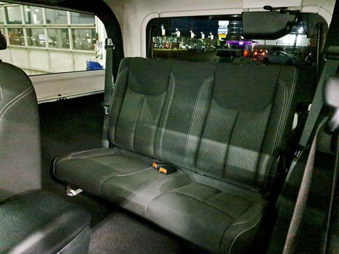 Used 2018 Jeep Wrangler Rubicon w/ Power Convenience Group image 12