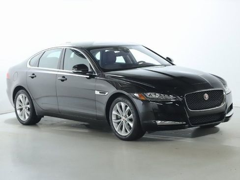 Used 2018 Jaguar XF Premium image 11