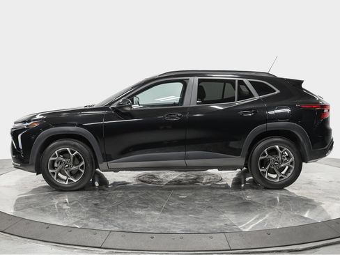 Used 2024 Chevrolet Trax LT w/ Sunroof Package FWD image 2