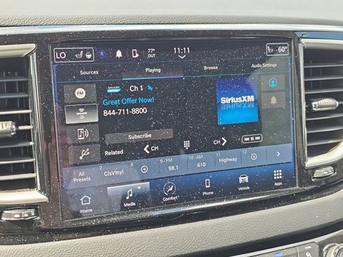 Used 2023 Chrysler Pacifica Touring-L FWD image 4