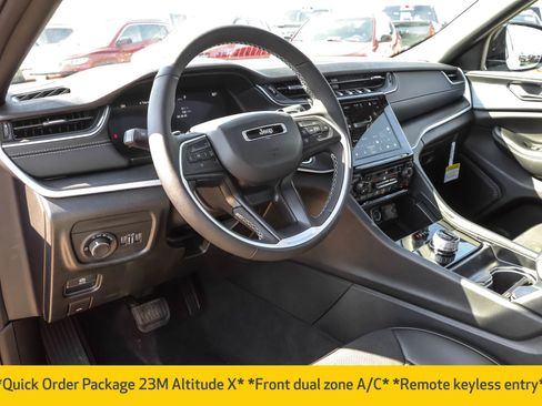 New 2025 Jeep Grand Cherokee Altitude image 4