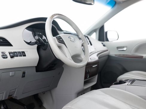 Used 2014 Toyota Sienna XLE AWD/4WD image 25