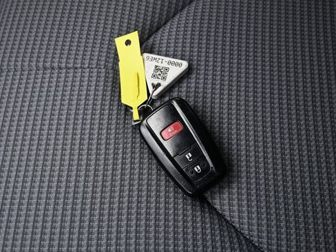 Used 2021 Toyota Highlander L image 29