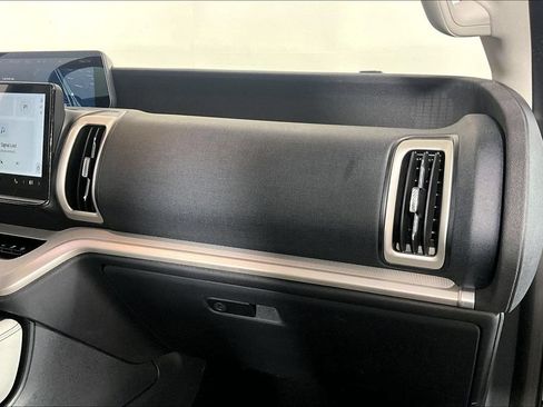 Used 2025 Ford Expedition Active AWD/4WD image 16