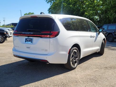 New 2027 Chrysler Pacifica Limited w/ Family Tech Group AWD/4WD image 13
