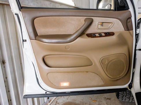 Used 2004 Toyota Sequoia SR5 image 43