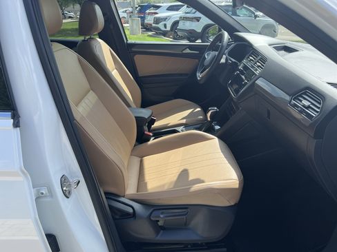 Used 2023 Volkswagen Tiguan SE w/ Panoramic Sunroof Package image 28