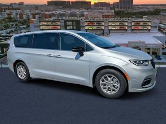 Used 2024 Chrysler Pacifica Touring-L video 1