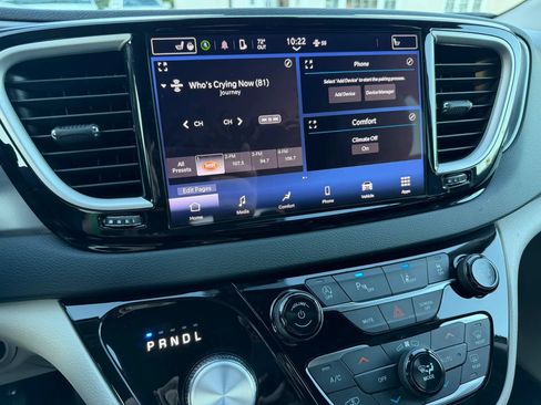 Used 2023 Chrysler Pacifica Touring-L FWD image 23