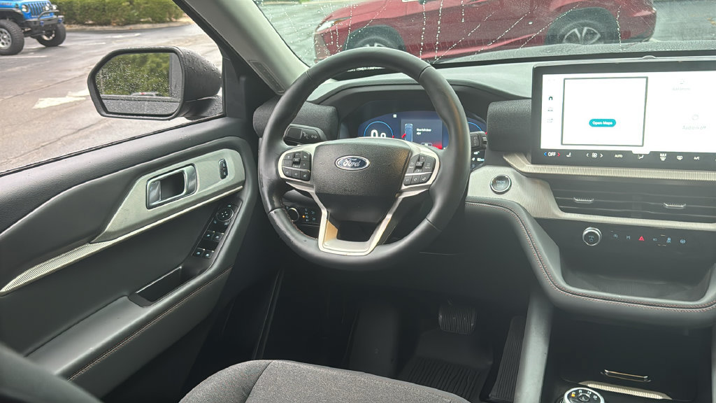 Used 2025 Ford Explorer Active AWD/4WD image 31