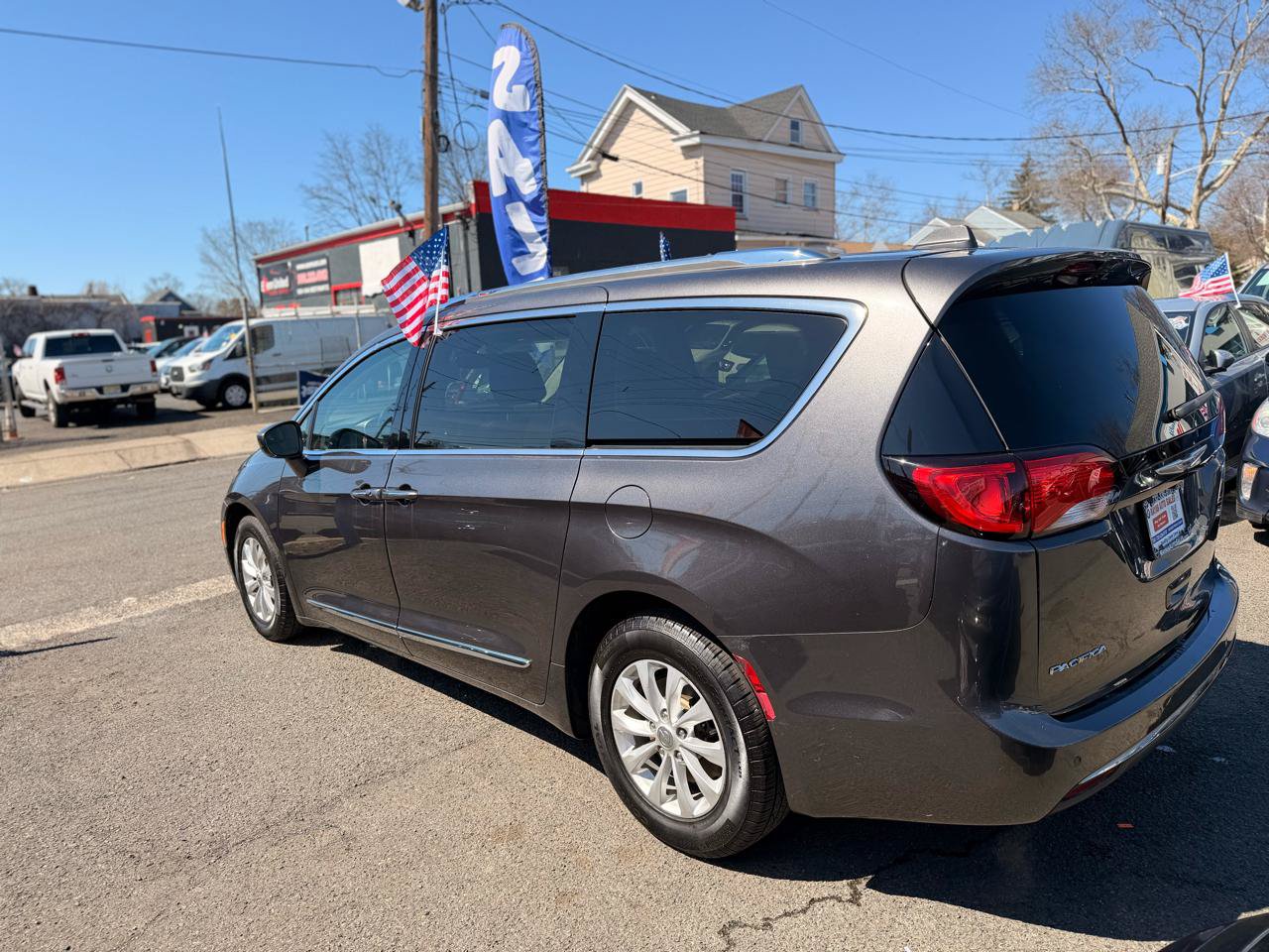 Used 2019 Chrysler Pacifica Touring-L FWD image 6