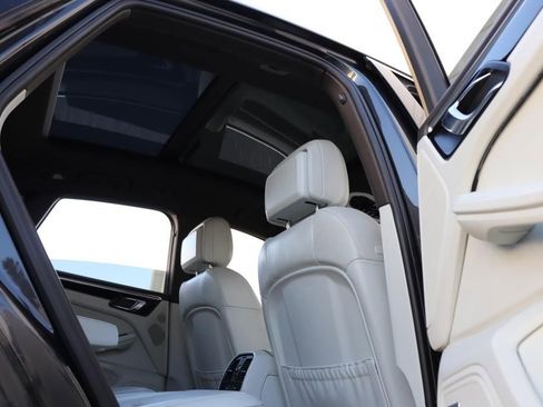 Used 2017 Porsche Macan S image 36