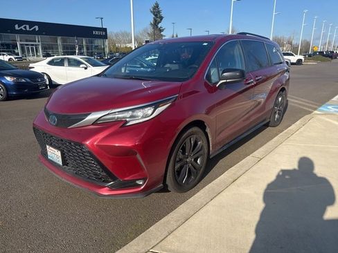 Used 2022 Toyota Sienna XSE image 5