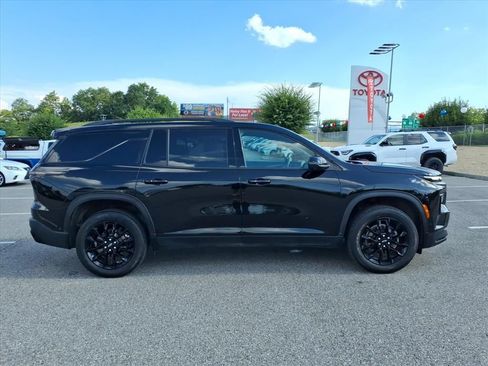 Used 2024 Chevrolet Traverse LT w/ Enhanced Driving Package AWD/4WD image 3