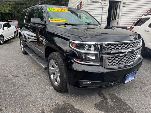 Used 2018 Chevrolet Suburban LT w/ LT Signature Package image 3