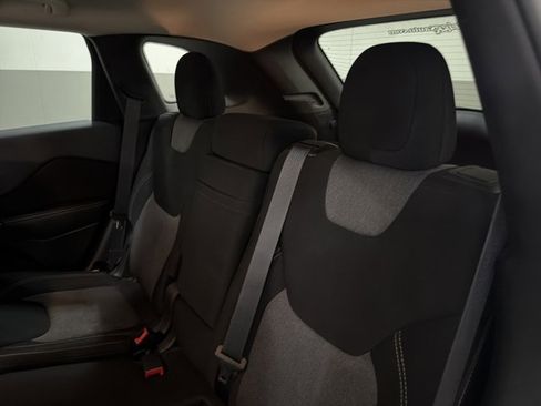 Used 2014 Jeep Cherokee Latitude w/ Cold Weather Group FWD image 7