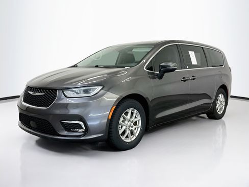 Used 2023 Chrysler Pacifica Touring-L FWD image 3
