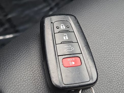 Used 2022 Toyota Highlander XLE AWD/4WD image 36
