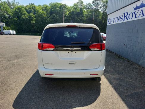 Used 2024 Chrysler Voyager LX FWD image 7