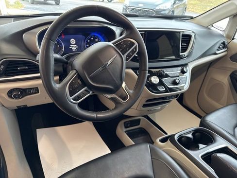Used 2024 Chrysler Pacifica Touring-L image 17