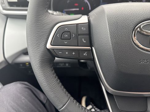 Used 2025 Toyota Sienna XLE w/ XLE Plus Package FWD image 19