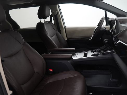 Used 2024 Toyota Sienna Platinum image 10